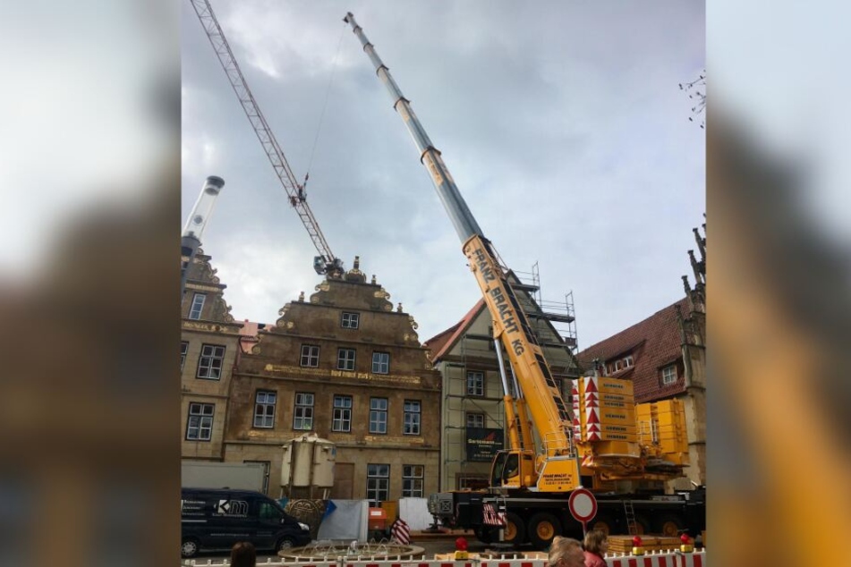 Der riesige Kran sorgte auf dem Alten Markt für Aufsehen.