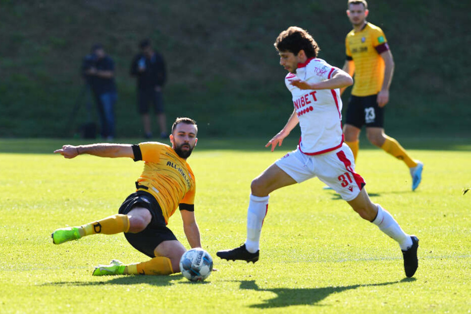 Josef Husbauer (l.) haut wie hier gegen Bukarest auch mal dazwischen, wenn es nötig ist.