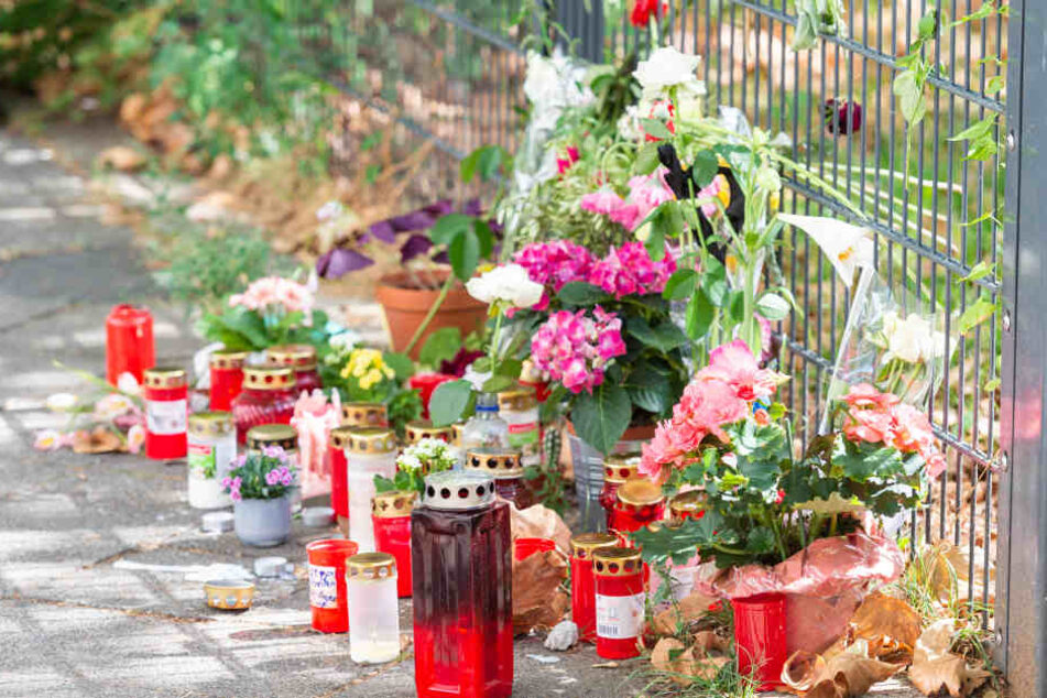 Am Tatort, an dem eine 36-jährige Frau erstochen wurde, liegen Blumen und Kerzen (Archivbild).