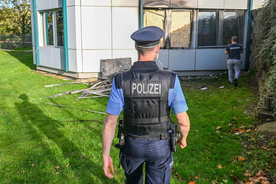 Am Morgen des 28. Oktober 2022 hatten Unbekannte die Fensterscheiben des Spreehotels eingeworfen, in das wenige Tage später Geflüchtete einziehen sollten. Anschließend brach Feuer aus.