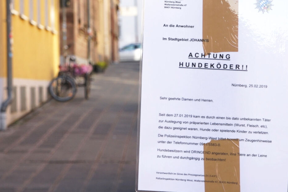 Die Polizei warnt in Nürnberg unter anderem mit Plakaten vor den gefährlichen Ködern.