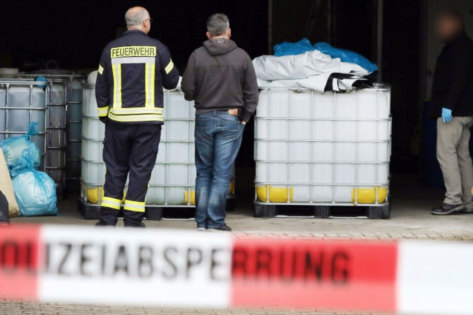 In einer Lagerhalle in preußisch Oldendorf wurden rund 35.000 Liter Chemikalien gefunden.