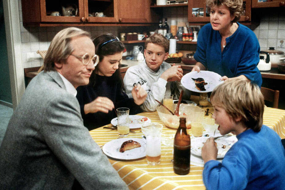 Ein Bild aus frühen "Lindenstraßen"-Tagen (1986): Helga Beimer (Marie-Luise Marjan, hinten rechts) mit ihrem ersten Mann Hans (Joachim Hermann Luger, l) und ihren Kindern (l-r) Marion (Ina Bleiweiß), Benny (Christian Kahrmann) und Klausi (Moritz A. Sachs)