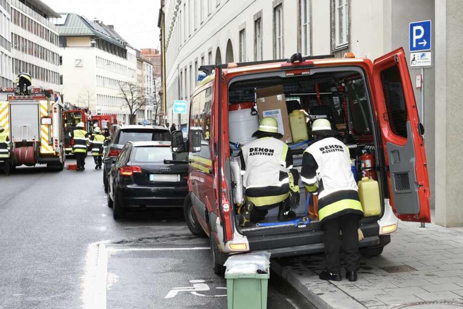 Zu Beginn wusste niemand um was es sich bei der braunen Subtanz handelt: es war höchste Vorsicht geboten.