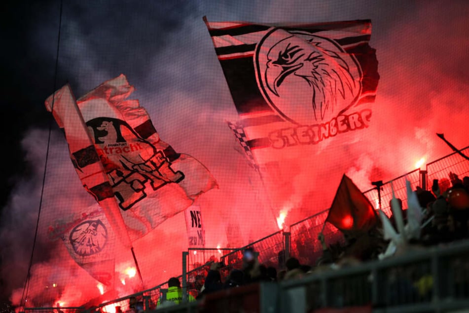 Aufgrund wiederholter Ausschreitungen wurden die Eintracht-Fans für die nächsten beiden Europa-League-Auswärtsspiele gesperrt.