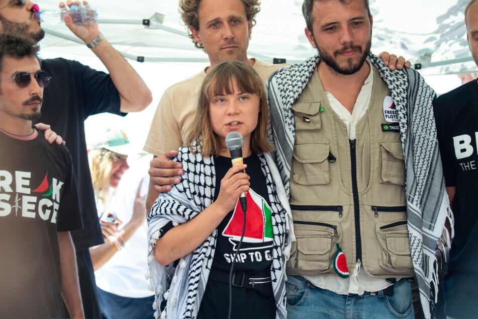 Klimaaktivistin Greta Thunberg, flankiert von Thiago Avila von einer Menschenrechtsorganisation.
