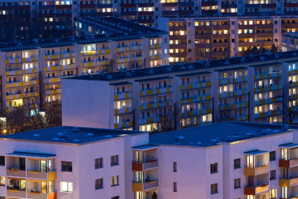 Blick auf Wohnhäuser im Dresdner Neubaugebiet Gorbitz. Künftig werden die Wohngeldzahlungen regelmäßig nach zwei Jahren an die Miet-Entwicklung angepasst.