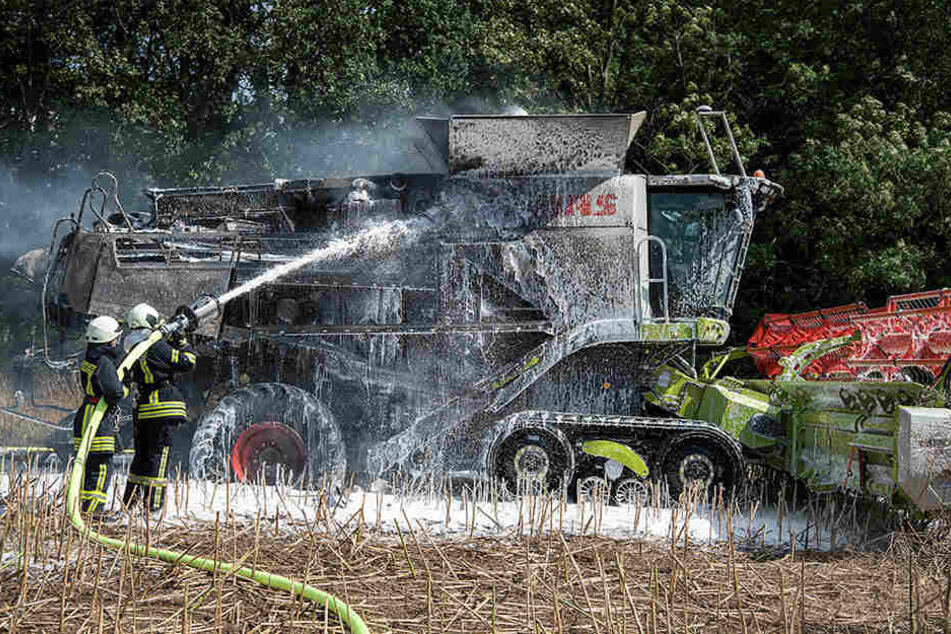 Die Kameraden der Feuerwehr löschten das Feuer.