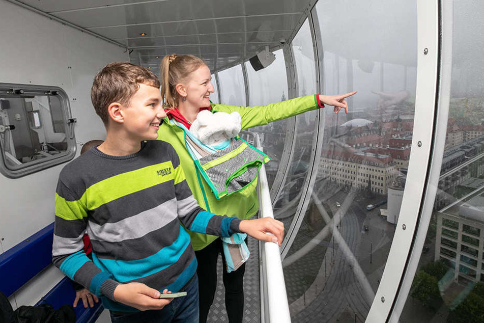 Lindsay genießt mit Baby Lea und Sohn Lucas den Blick auf die Dresdner Altstadt.