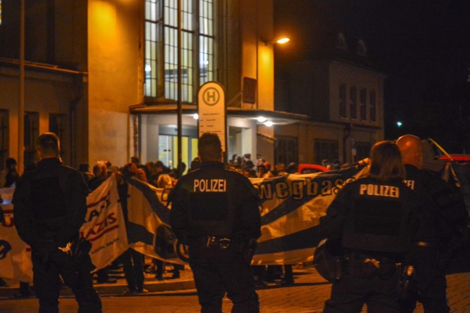 Am Köthener Hauptbahnhof demonstrierten linke Gruppen. Es blieb friedlich.