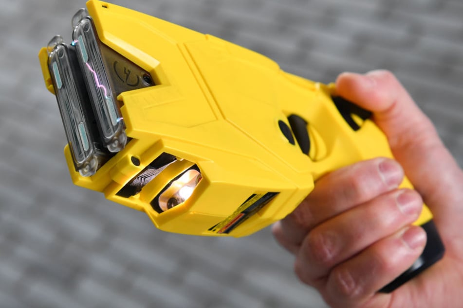 Die Pfeile des Tasers gehen bei einem Einsatz tief unter die Haut.