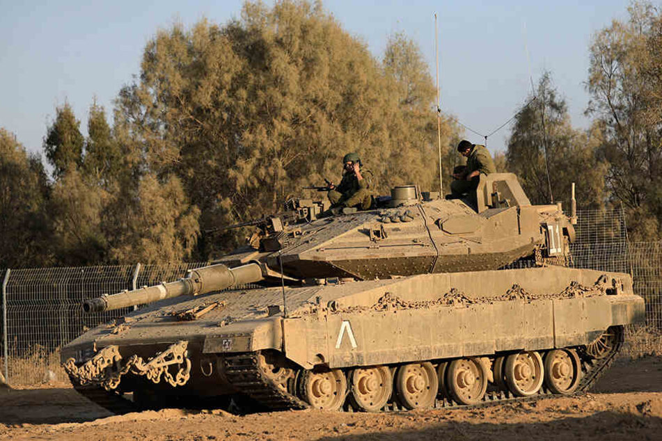 Israelische Soldaten stehen am 30.10.2017 in Israel in der Nähe der Grenze zu Gaza auf einem Panzer.
