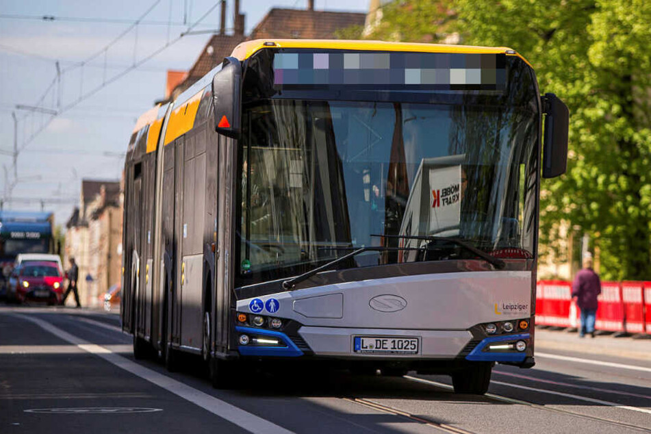 Durch die Gefahrenbremsung eines LVB-Busses kamen im Inneren mehrere Personen zu Fall und verletzten sich. (Archivbild)
