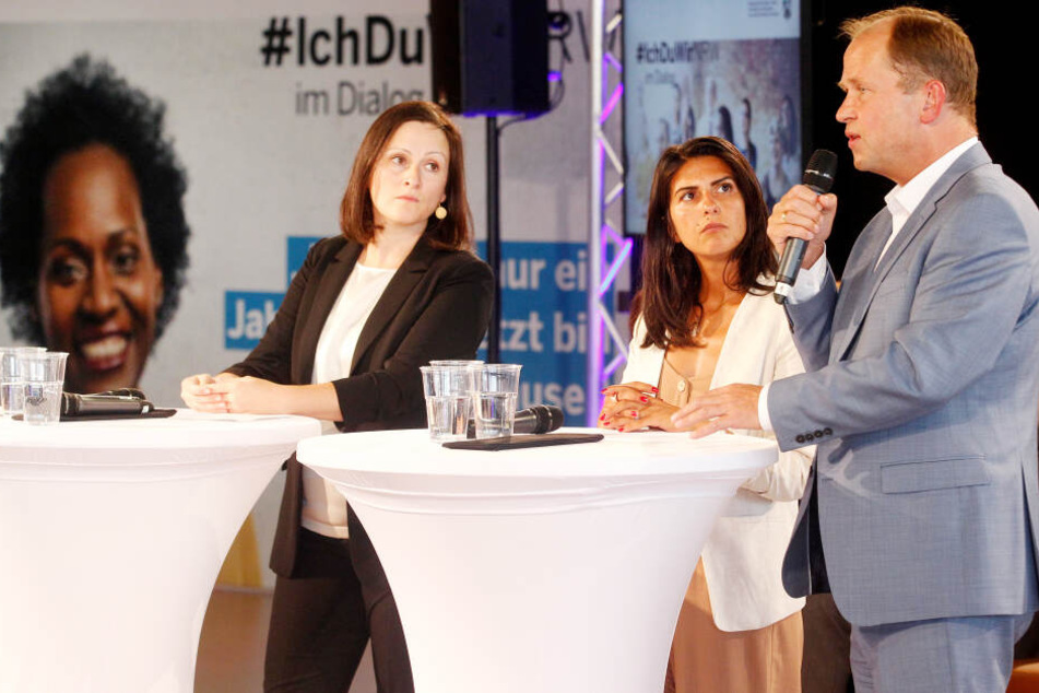 Moderatorin Asli Sevindim (l), NRW-Staatssekretärin für Integration im Ministerium für Kinder Güler und NRW-Integrationsminister Joachim Stamp (FDP) beteiligen sich an der Veranstaltung "Werte-Dialog".