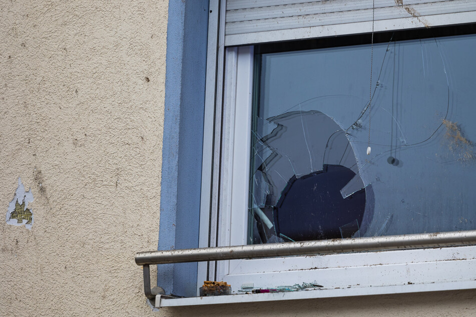 Explosion bei Bauarbeiten: Fenster und Dächer zerstört, eine Person verletzt