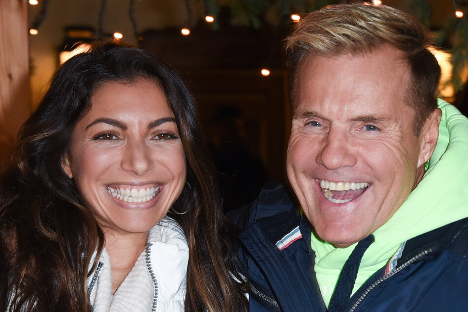 Dieter Bohlen (66) und seine Carina (36) lachen in die Kamera.
