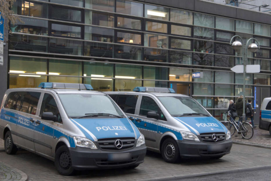 Einsatzwagen stehen vor dem 1. Polizeirevier in der Frankfurter Zeil.