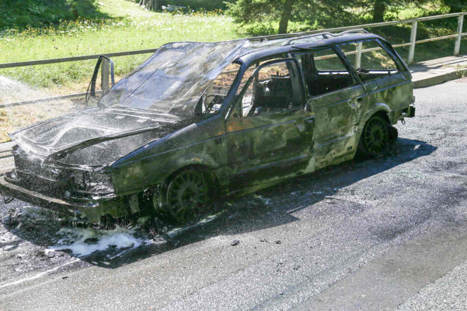 Der ältere VW Passat brannte vollständig aus.