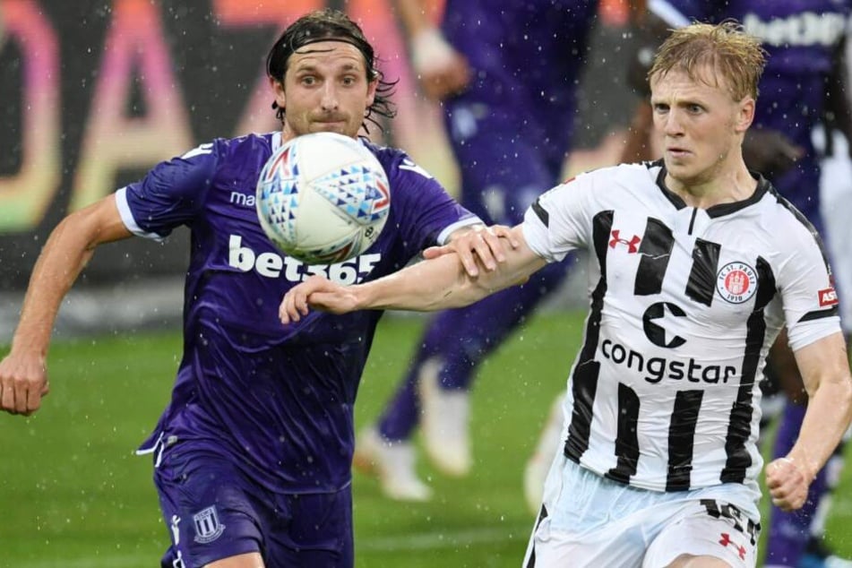Paulis Mats Möller Daehli (r) und Stokes Joe Allen kämpfen um den Ball.