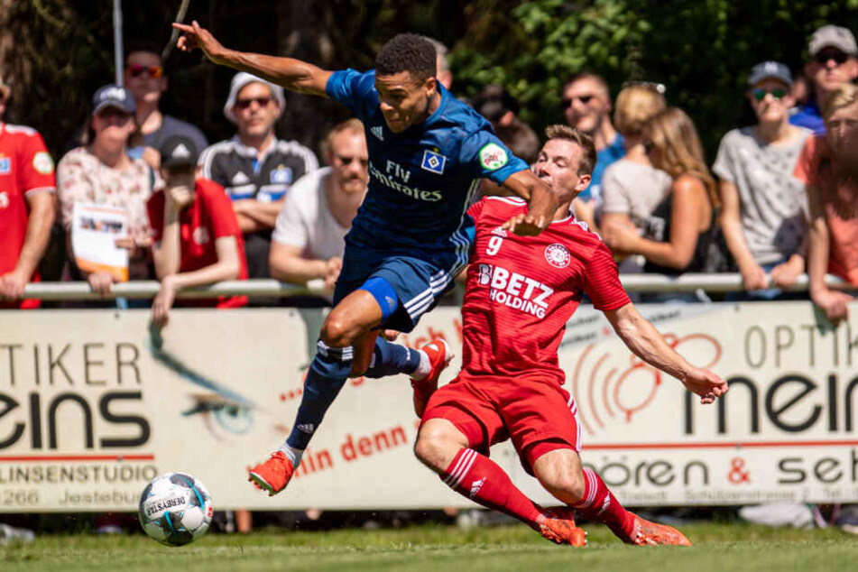 Jan Gyamerah spielte sich dank einer starken Vorbereitung, wie hier gegen den Oberligisten TSV Buchholz, in die Startelf des HSV.