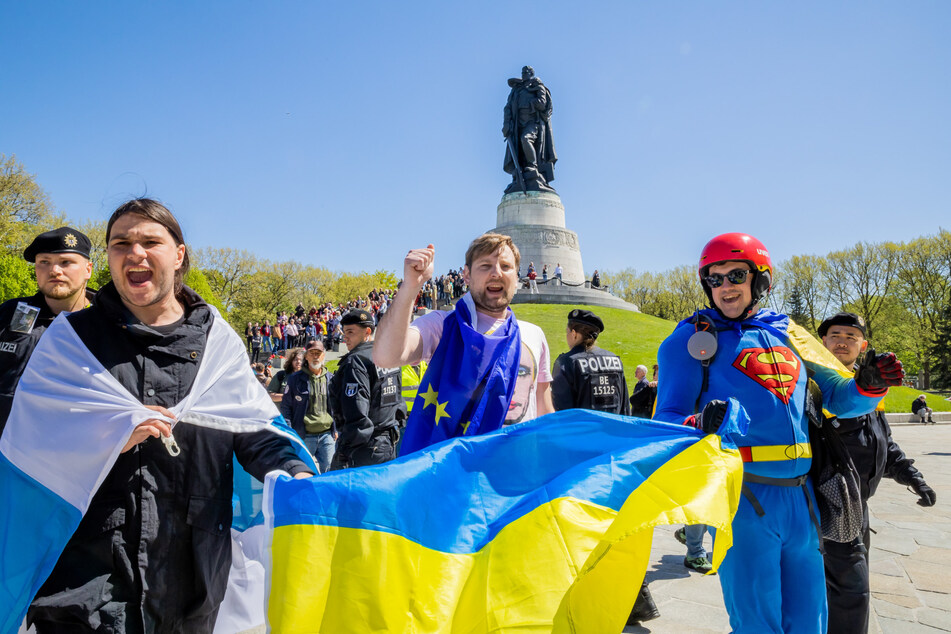 Die Polizei wollte ursprünglich wie im Vorjahr russische und ukrainische Flaggen, Symbole und Lieder für die Gedenktage am 8. und 9. Mai untersagen.
