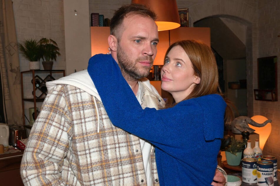 Toni ahnt nichts von Eriks Untreue, dem sein Doppelleben sichtlich zu schaffen macht.