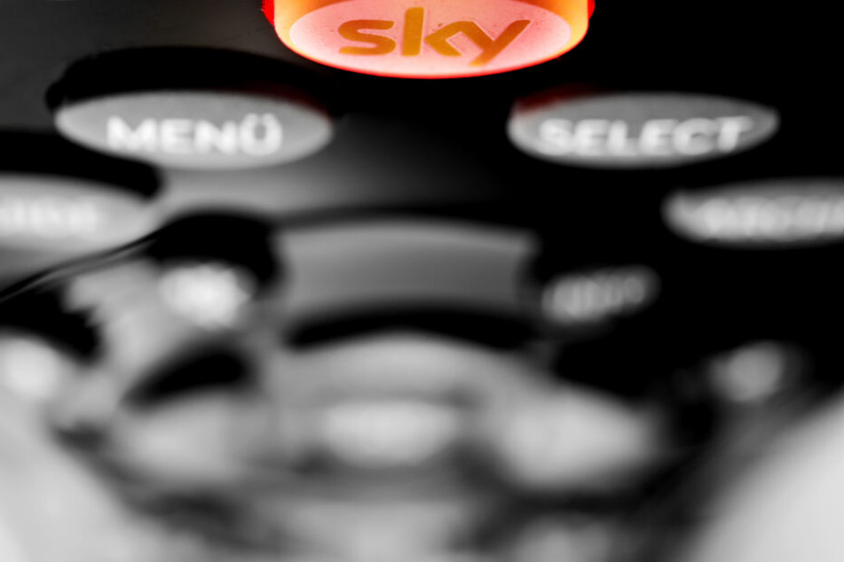 Der Sky-Button auf einer Fernbedienung des Pay-TV-Senders leuchtet rot auf. Sky stellt ab April den Empfang auf fremder Hardware ein. (Symbolbild)