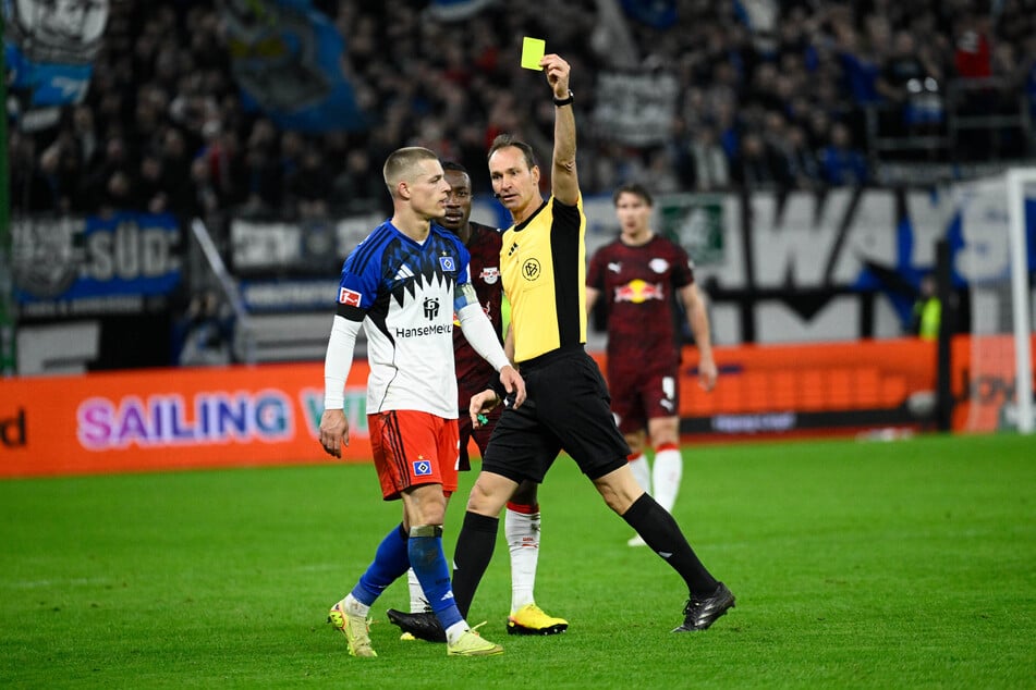 Miro Muheim (27, l.) sah in der Partie gegen RB Leipzig seine fünfte Gelbe Karte und wird im Spiel gegen Leverkusen erstmals in dieser Spielzeit nicht dabei sein.