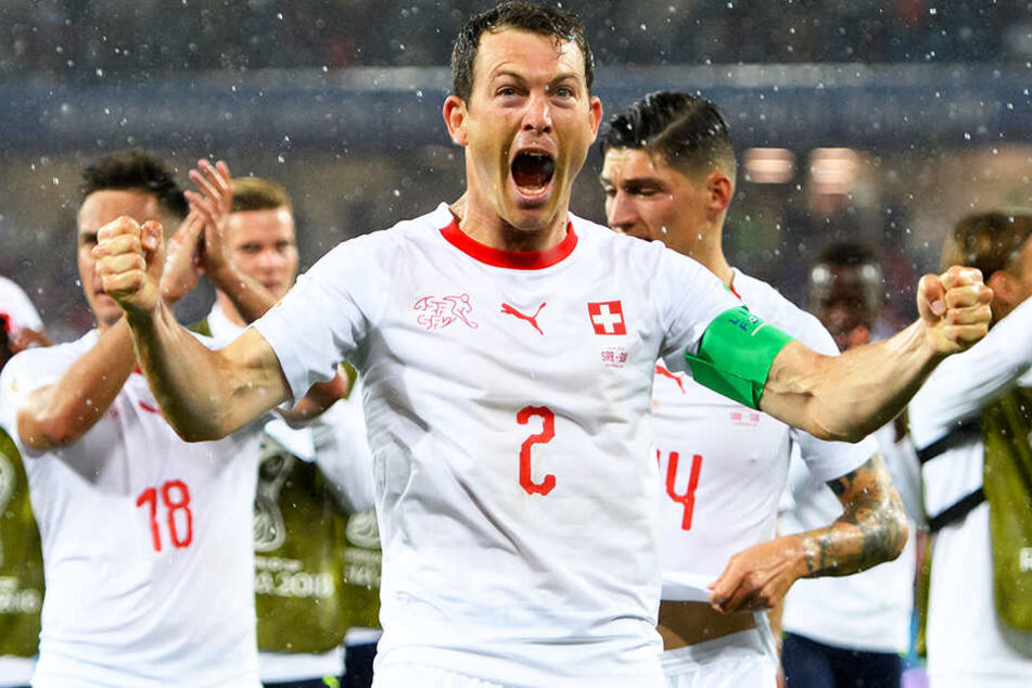 Jaaaa! Der 105-fache Schweizer Nationalspieler Stephan Lichtsteiner hat beim FC Augsburg einen Einjahresvertrag unterschrieben.