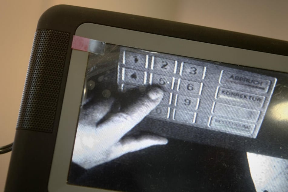 Mit einer Mini-Kamera wird das Tastenfeld eines Bankautomaten beobachtet. (Symbolbild)