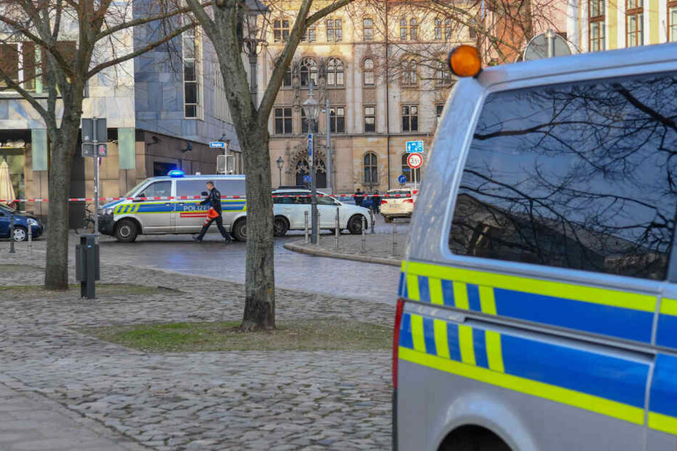 Die Polizei hat einen Teil de Domplatzes gesperrt.