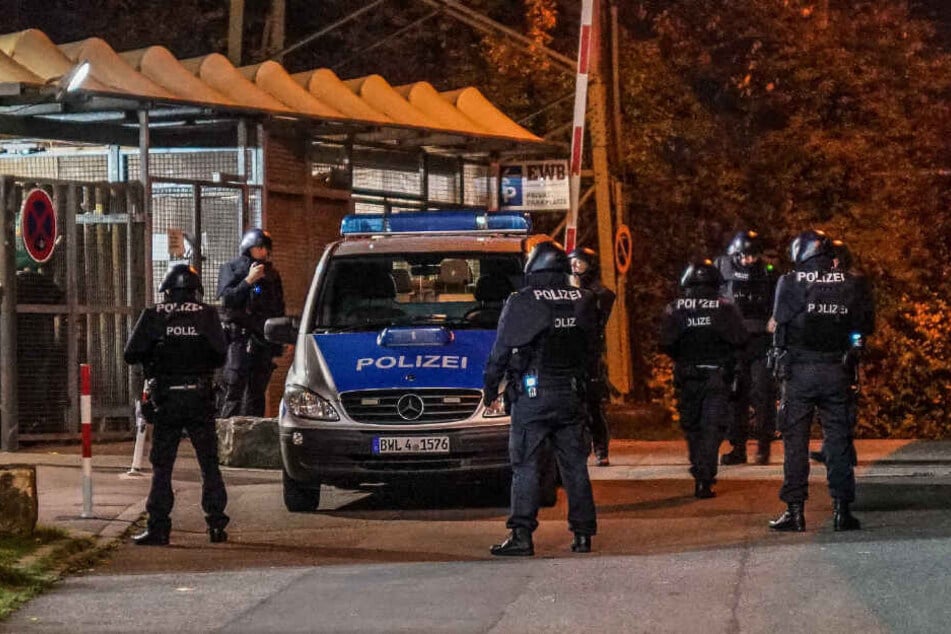Polizisten stehen auf der Straße.