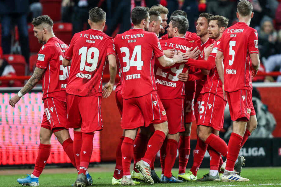 Unions Spieler jubeln in einer Traube nach dem 1:0 durch Sebastian Andersson.