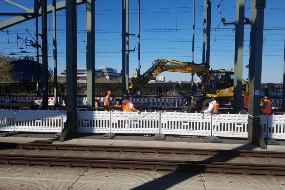 Die Arbeiter auf der Hohenzollernbrücke am Karfreitag.
