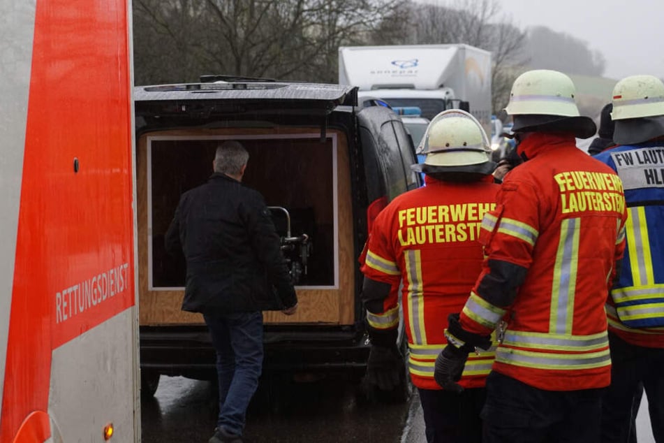 Eine Frau verstarb. Ihre Leiche wird in diesem Wagen abtransportiert.