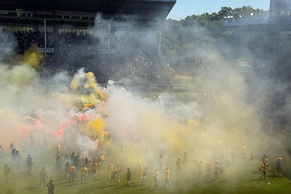 Die Dynamo-Fans feierten den Aufstieg im Rauch.