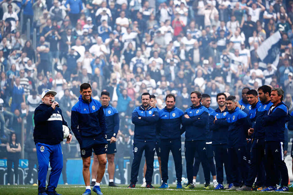 Irre Kulisse. Maradona mit seinem Team auf dem Platz vor der jubelnden Menge.