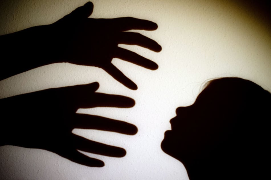 Zunächst winkte der Mann die Kinder zu sich, dann ging es in einen nahen Keller. (Symbolfoto)
