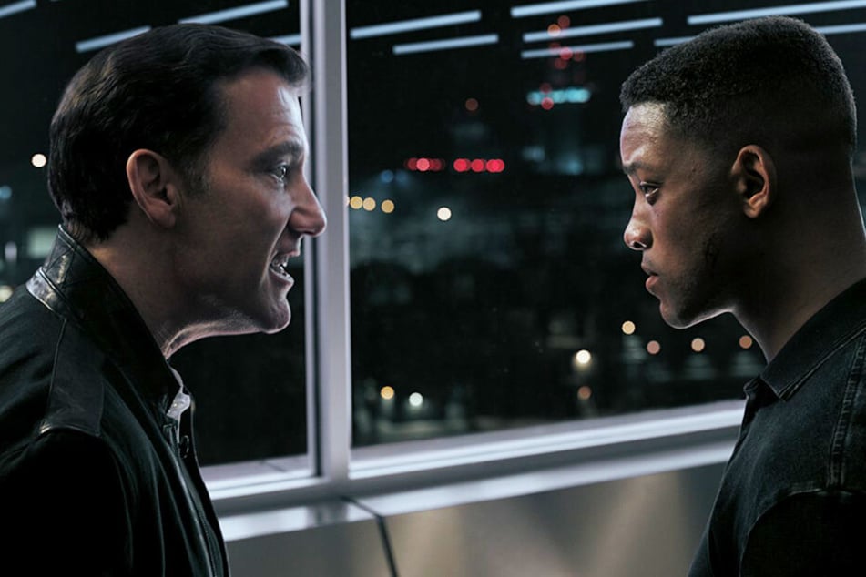 Clay Verris (Clive Owen) spricht mit dem Klon (r. Will Smith) von Henry Brogan.