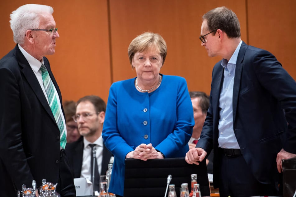 Winfried Kretschmann (l-r, Grüne), Ministerpräsident von Baden-Württemberg, Bundeskanzlerin Angela Merkel (CDU) und Michael Müller (SPD), Regierender Bürgermeister von Berlin.