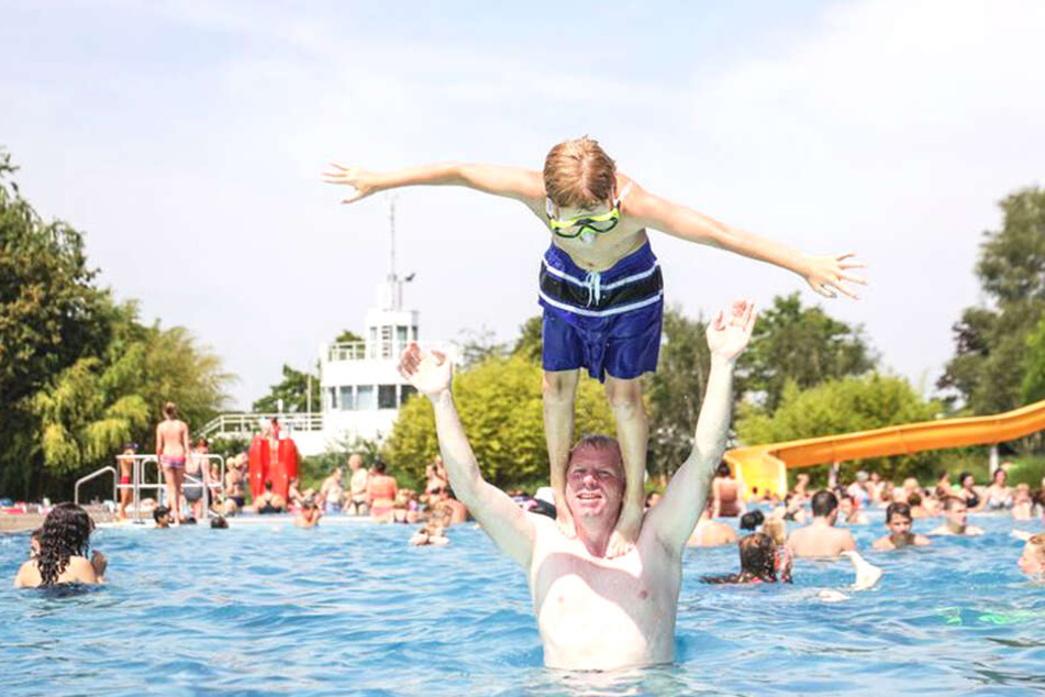 Badespaß von Vater Martin und seinem Sohn Max in einem Lingener Schwimmbad.