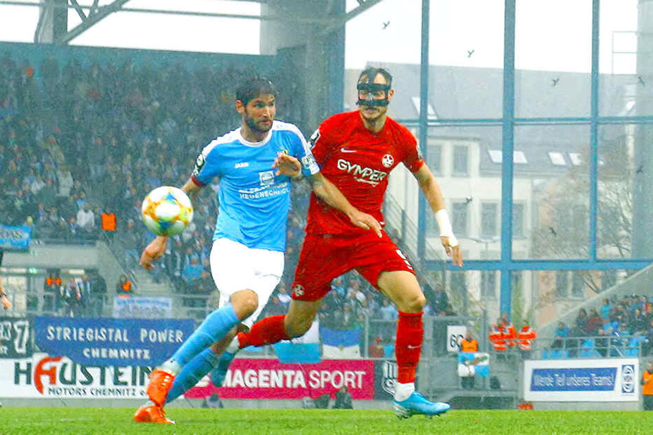 Niklas Hoheneder (l.), hier im Zweikampf mit dem Hallenser Timmy Thiele, war nach dem Sieg der Himmelblauen gegen den HFC total happy.