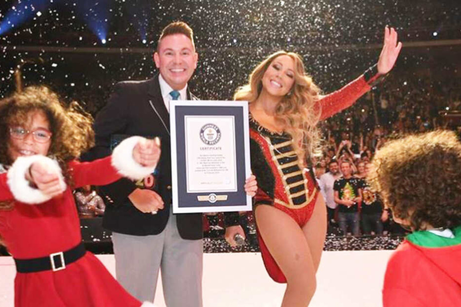 Mariah Carey (49) feierte die Übergabe der Auszeichnung gleich auf der Bühne.
