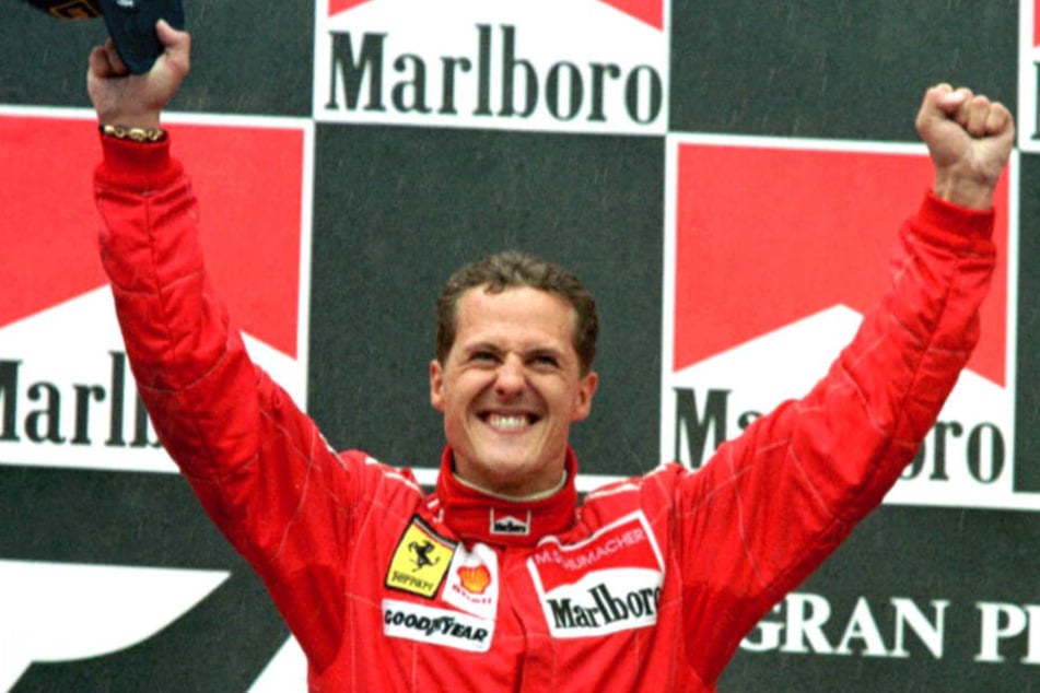 1996: Der damalige Formel 1-Weltmeister Michael Schumacher jubelt auf dem Podium nach seinem Sieg für Ferrari beim Großen Preis von Spanien.