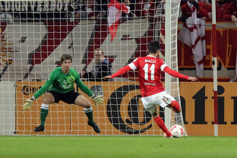 30. Oktober 2012: Yunus Malli (r.) erzielte das zweite Tor gegen Aue. Martin Männel war machtlos. Der FSV gewann in der 2. Runde 2:0.