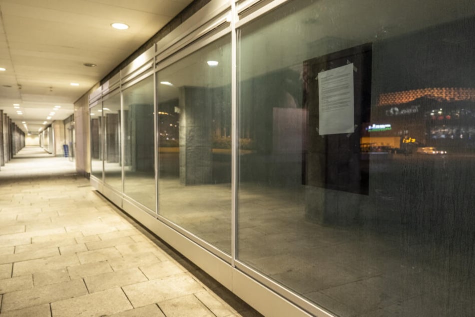 Wirbel um Urnen-Aktion: Am Abend klebte nur noch eine Entschuldigung im Schaufenster.