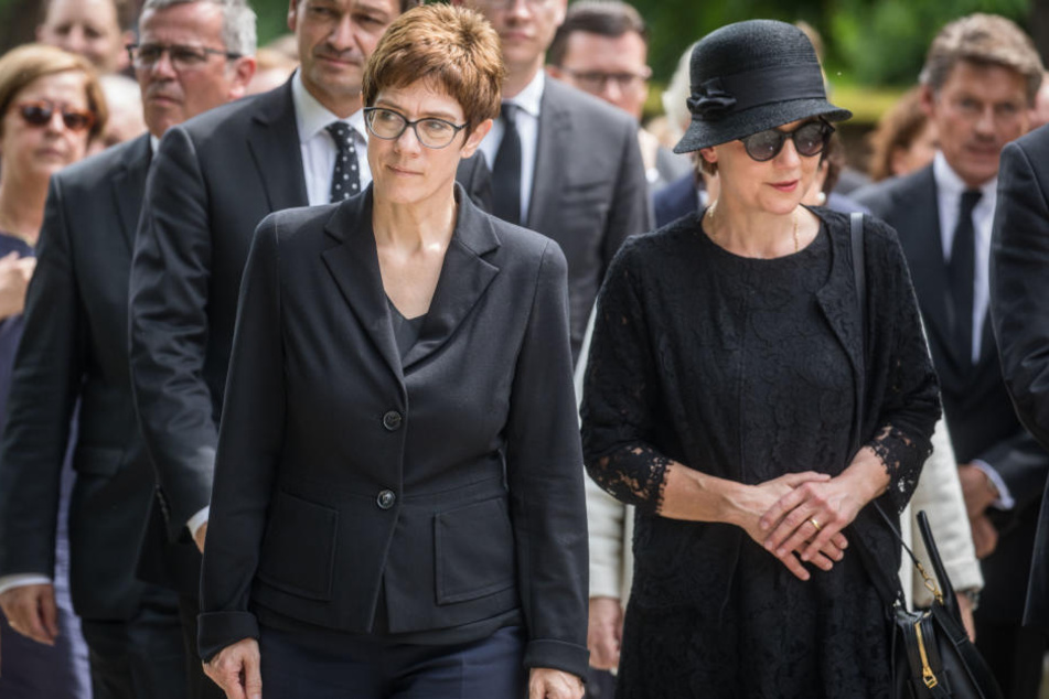 Bei der Gedenkveranstaltung sind Annegret Kramp-Karrenbauer (l), CDU-Generalsekretärin, und Kohls Witwe Maike Kohl-Richter (r) auf dem Weg zum Grab.