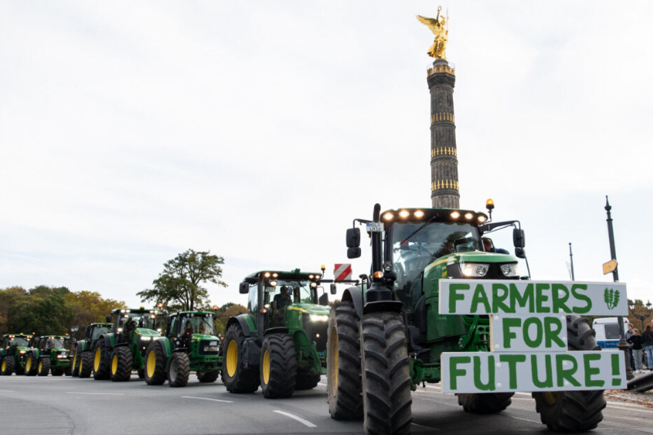 Bauern fahren im Rahmen der Protestaktion mit ihren Treckern um die Siegessäule.