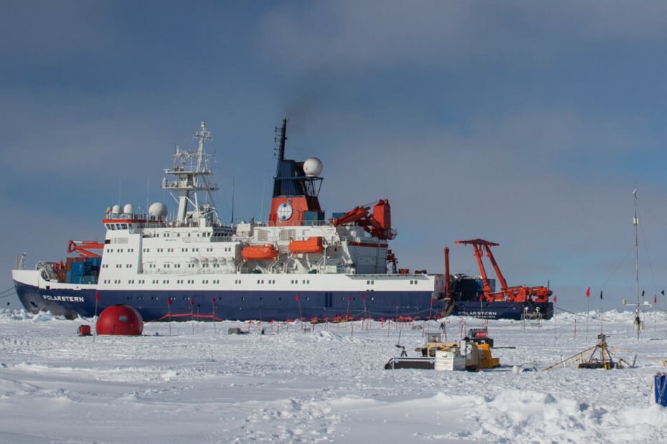 Das Forschungsschiff "Polarstern" liegt bei einer seiner Reisen in der Antarktis an einer Eiskante.
