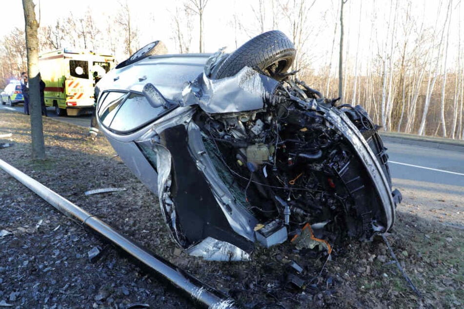 Der VW wurde bei dem Crash völlig zerstört.